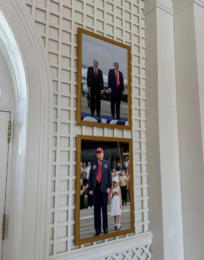 堂堂白宫墙上居然挂了普京的照片，还是跟特朗普的合照。这位置一摆，明眼人一眼就看出
