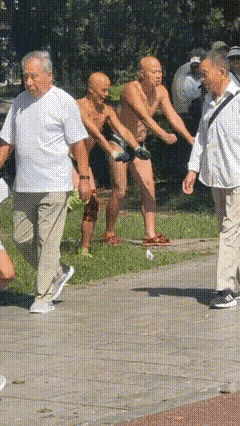 什么叫显眼包[笑着哭][笑着哭]