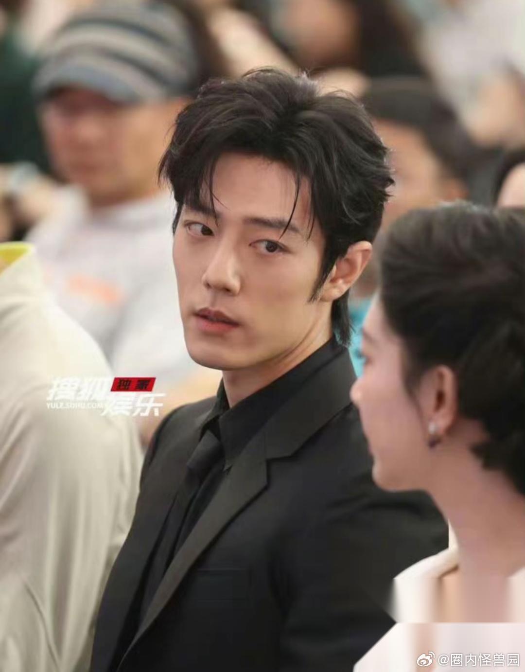 啊啊啊，杨紫和肖战坐一起了，哈哈哈，这是谁安排的座位，你是真懂事，虽然他俩不一定
