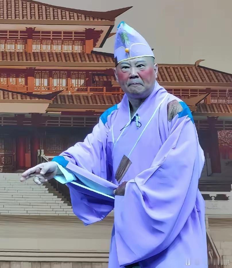 郭德纲啊郭德纲，你糊涂啊，好好说你的相声抖你的包袱呗，你唱啥歌啊，唱就唱呗，你改