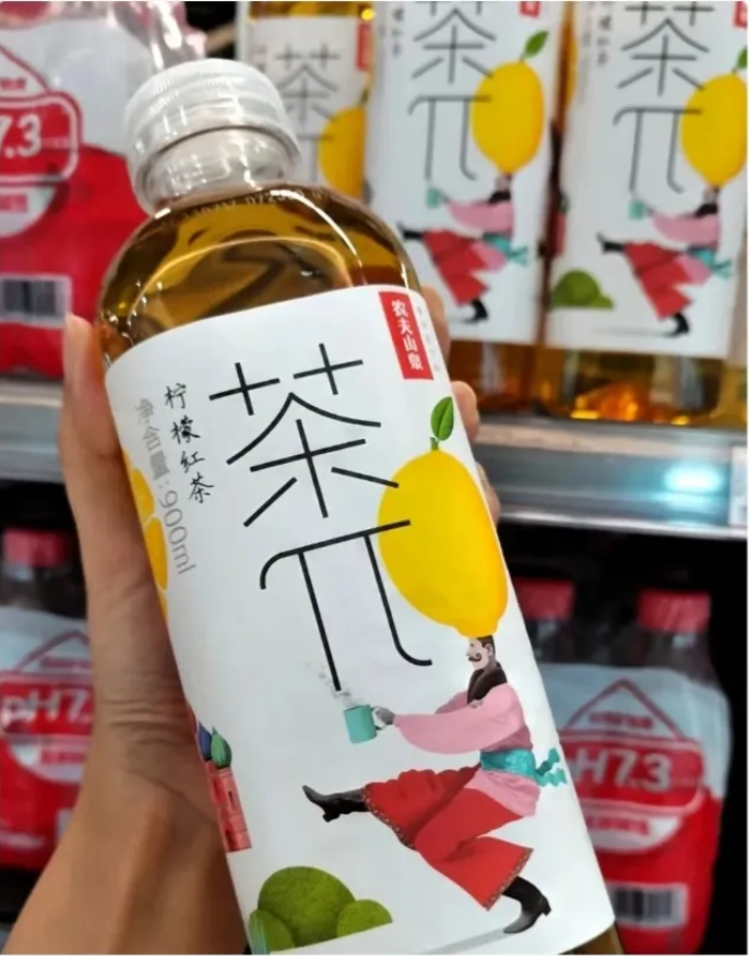 救命！今天差点被顾客的白眼送走！刚才有个大爷气势汹汹进店，把4瓶茶π重重砸在收银