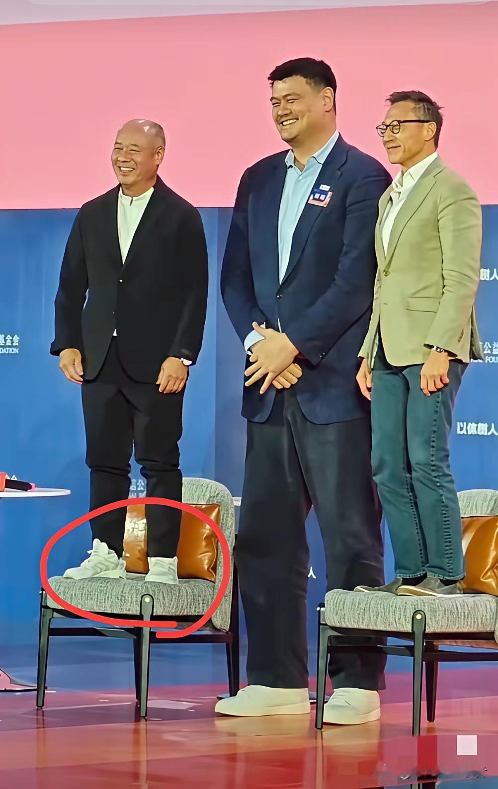 谁也不想低人一头，但是遇到姚明，真的相差的太多了，就连奥运冠军，大企业家也要搬来