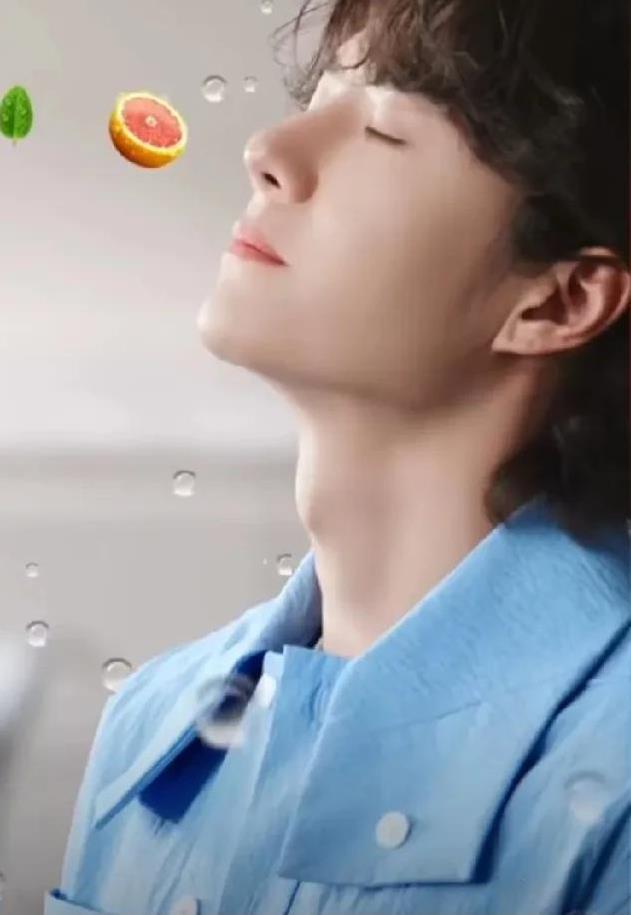 王一博的手也变得壮壮的。你们看看，是吗？今天看到一博手拿益倍适的图片，发现他的