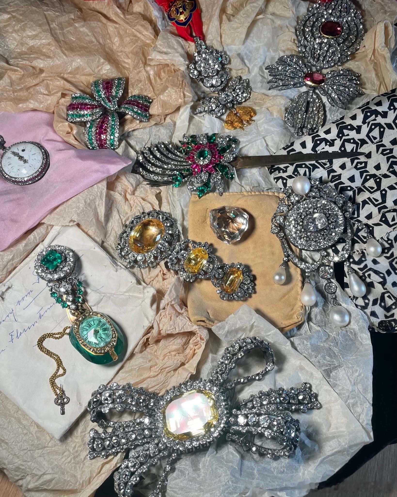 珠宝原奥地利御用珠宝商A.E.Köchert在ins上分享一些从加拿大一银行