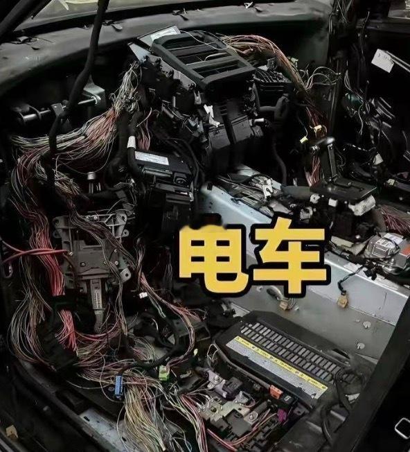 仔细看看、电车和油车区别还是蛮大的！