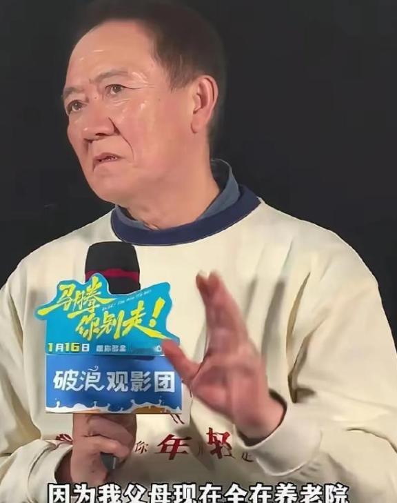 李幼斌表示：我的父母现在都还在世，父亲98岁，母亲95岁，他们现在都住在养老院。