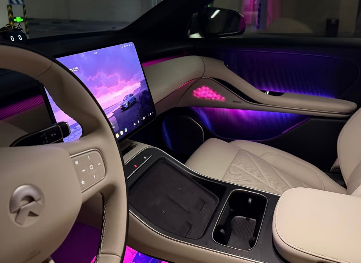 蔚来这个大屏四角圆形处理好有质感，观感和氛围感都很不错诶！