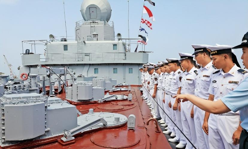 7月8日中俄“海上联合—2026”演习舰艇互访期间，俄罗斯海军军官代表团获准登上