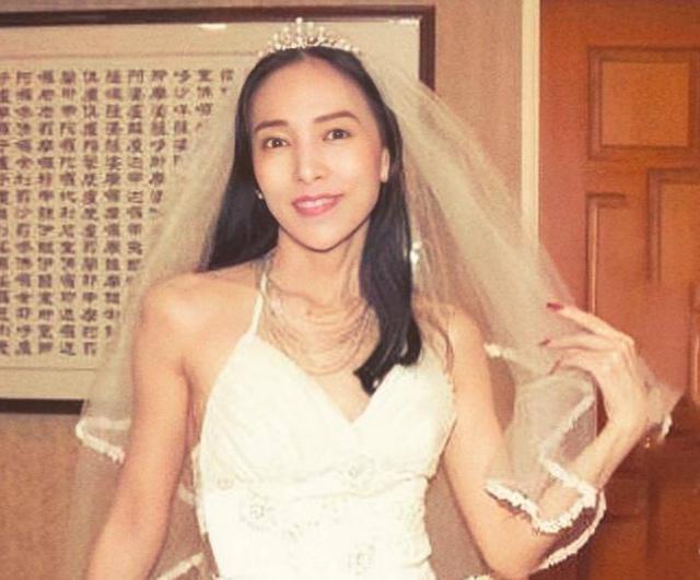 1976年的台北初秋，19岁的许纯美攥着磨得起毛的衣角站在李家大宅门口。她刚