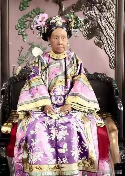 慈禧太后就是皇家版本的扶弟魔，对弟弟好的不像话。他弟弟桂祥起点很低，但慈禧把他
