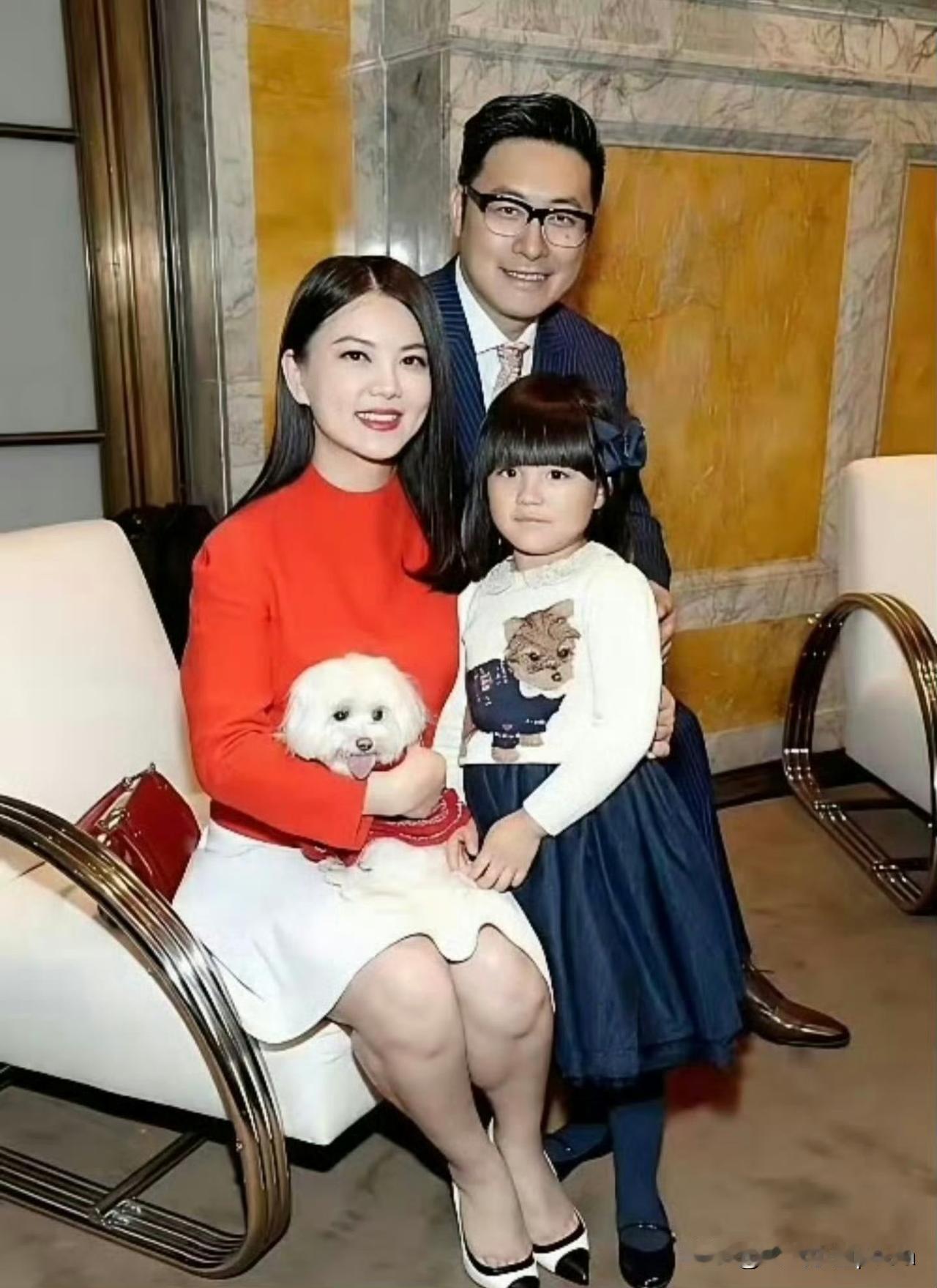 李湘和王岳伦的十年[狗头][狗头]用“各奔东西，肉肉相聚”很适配吧！两口子虽