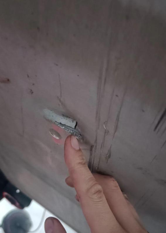 新能源汽车磕碰了电池包要花多少钱？一哥们就遇到了这事情，过减速带的时候跑的快了