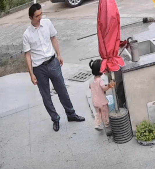 大家看了都愤怒了！视频里3岁的女童和爸爸在院子里，戴着眼镜的爸爸斯斯文文的站在一