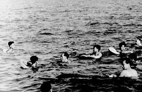 1954年，毛主席在北戴河游泳，偶然遇到一位老渔夫，老渔夫没认出毛主席是谁，还