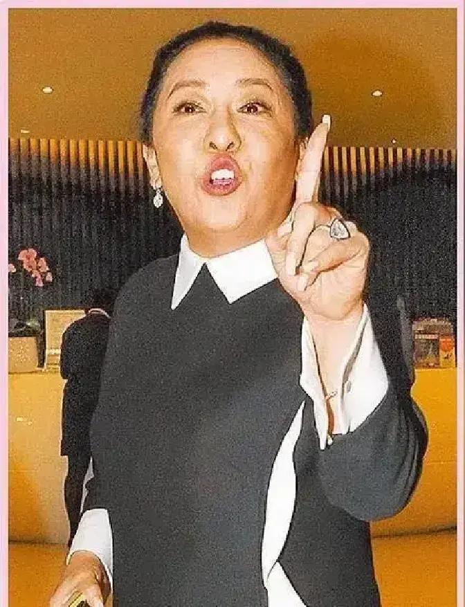 “他哭，是因为蠢。”向太一句话，直接把网友干破防。镜头里向佐红着眼：娱乐圈