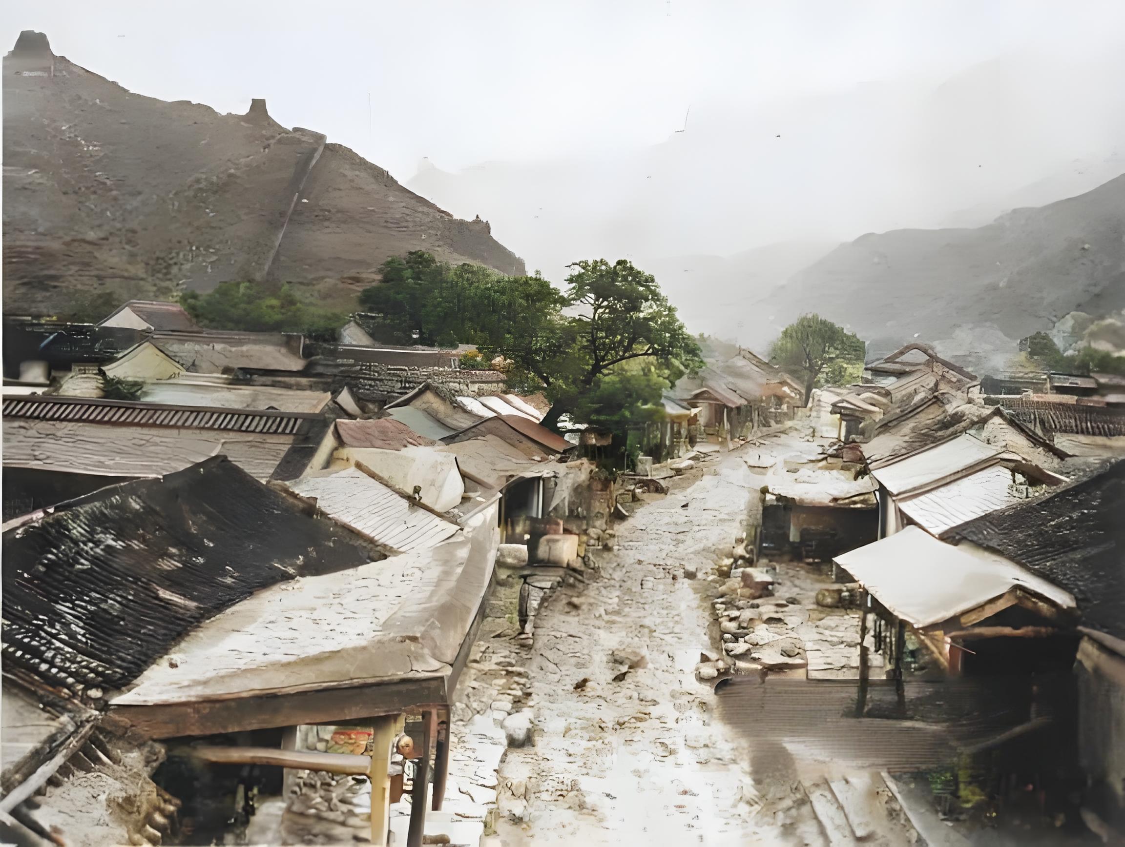 居庸关云台上拍摄的居庸关古道。这里是进出北京的重要通道之一，一直以来都是兵家必争