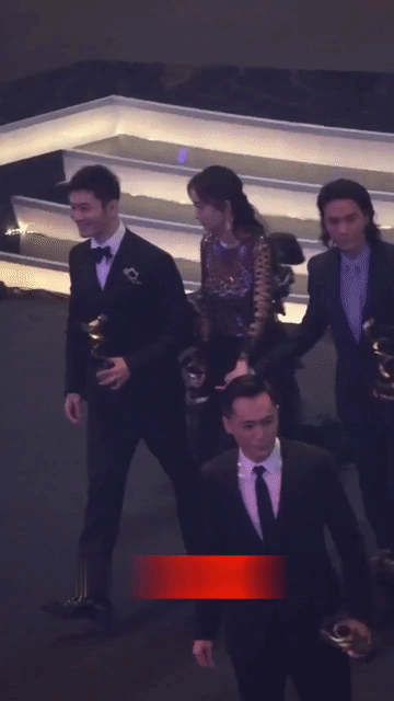 杨幂居然敢对着黄晓明连翻两个白眼，领奖下台时，杨幂突然抓住黄晓明的手臂，二话不说