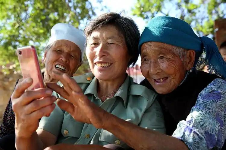 两会刚收尾，各种消息满天飞，但有一条跟咱普通人最贴心——城乡居民养老金，又往上调