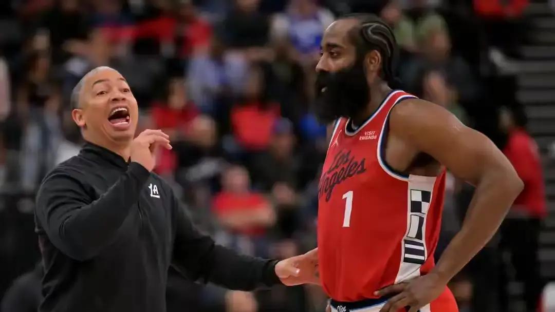 他弹跳高了10厘米。秘密在脚尖。快船最近7场赢了6场。但你得看清他们赢球的