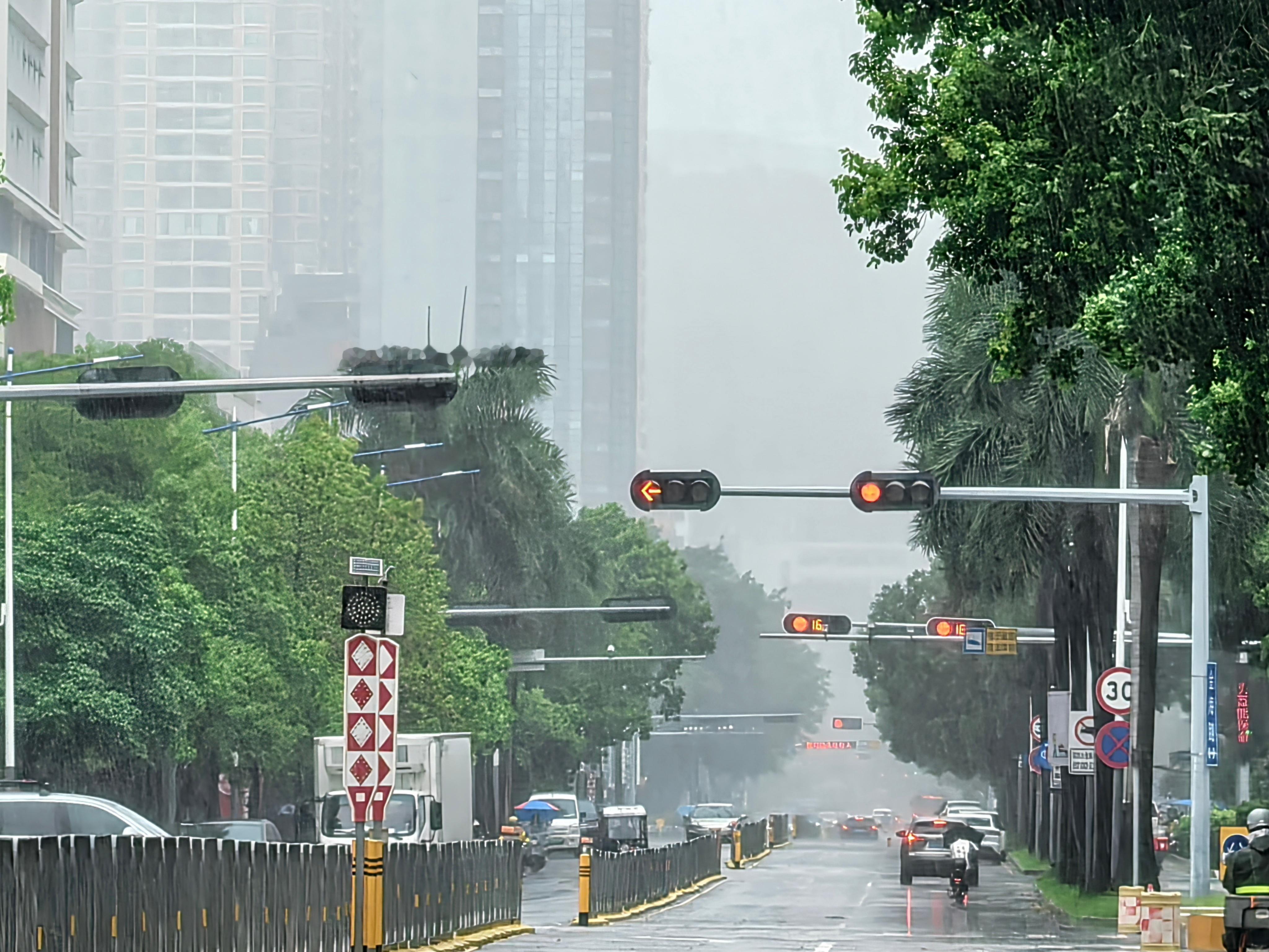 今天台风，路上都没什么人，深中通道封闭，也不能通车了。​​​
