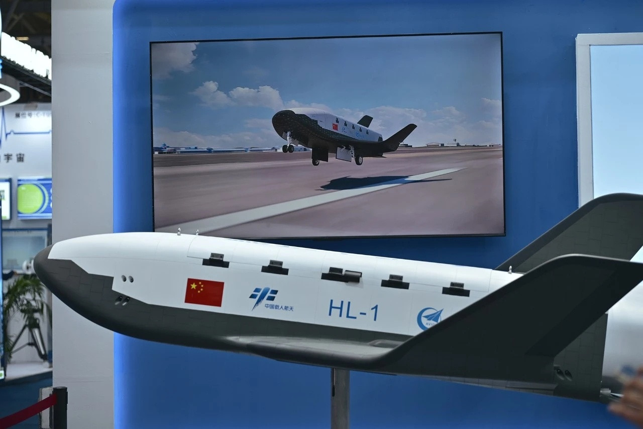 【昊龙一号货运航天飞机缩比模型】“昊龙”货运航天飞机是为了进一步降低中国空间站货