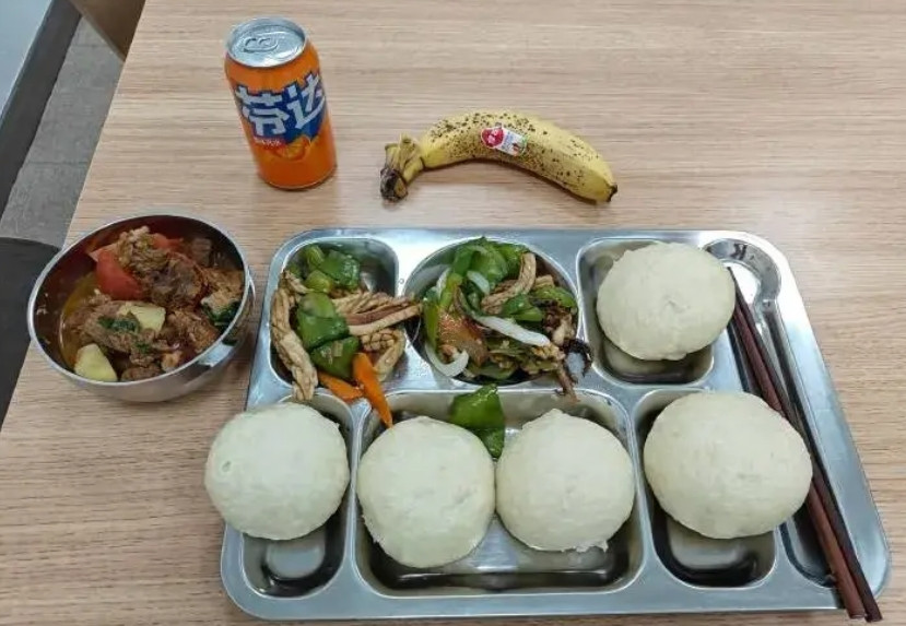 公司的午餐，7菜一汤，还有水果，感觉如何？