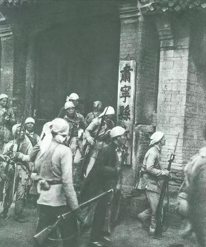 1940年，德国军人把一名波兰女子送到慰安所，把她双腿捆绑在凳子上，接着在她的