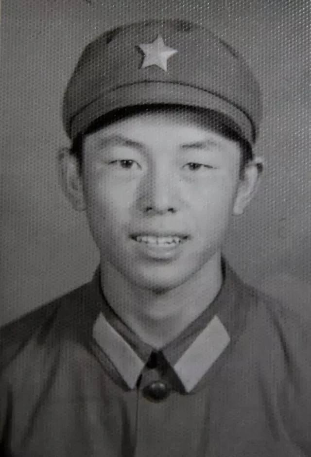 1987年，马占福在自卫反击战中牺牲，战后，团部来到他家看望英雄的母亲却