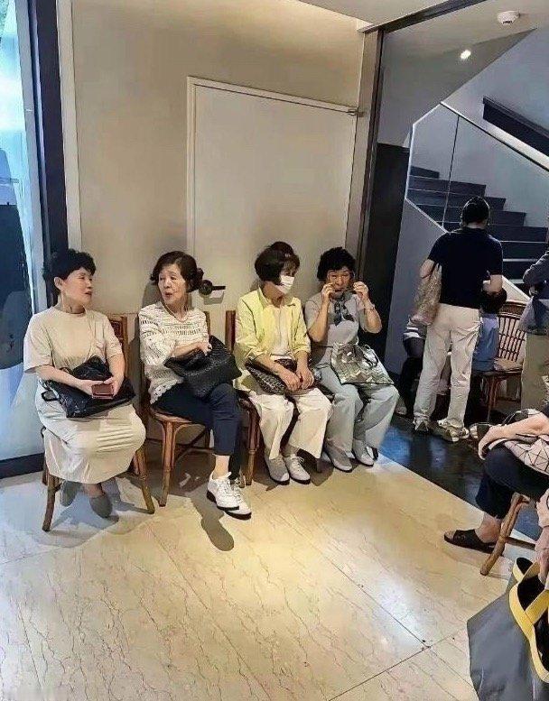 左边是韩国大妈，右边是中国大妈，两种不同的气质。