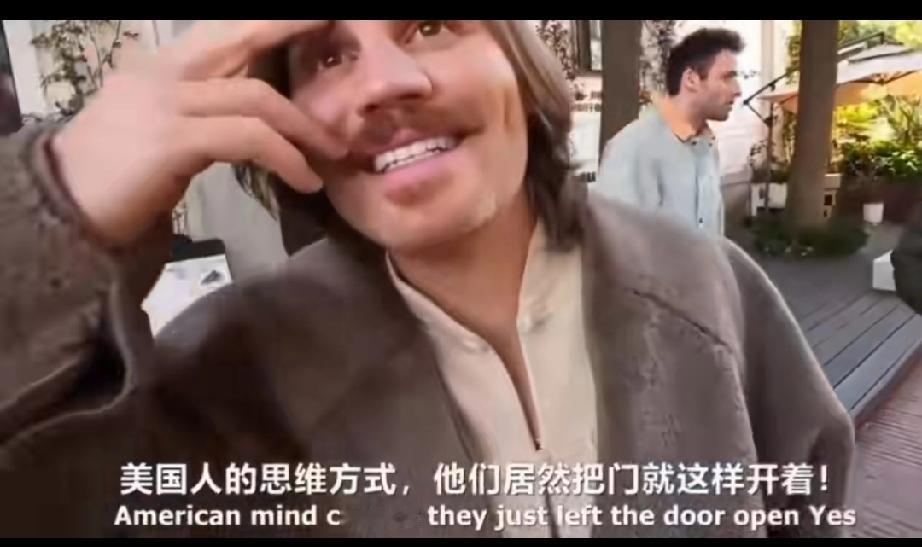 美国大网红来成都游玩，被成都小店店主的行为给震惊到张口结舌！原来是他们来到一家