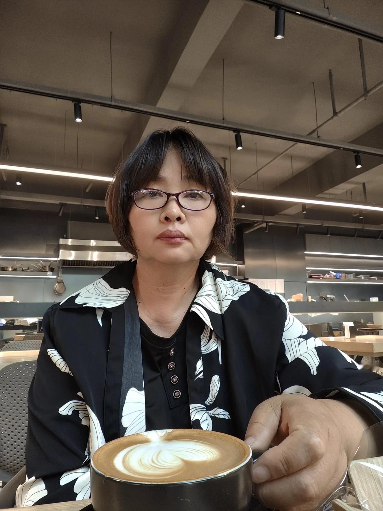 六十岁之后的我，每年旅居一次，平常既不旅行也不凑那热闹。如今的我却钟情于“静、孤
