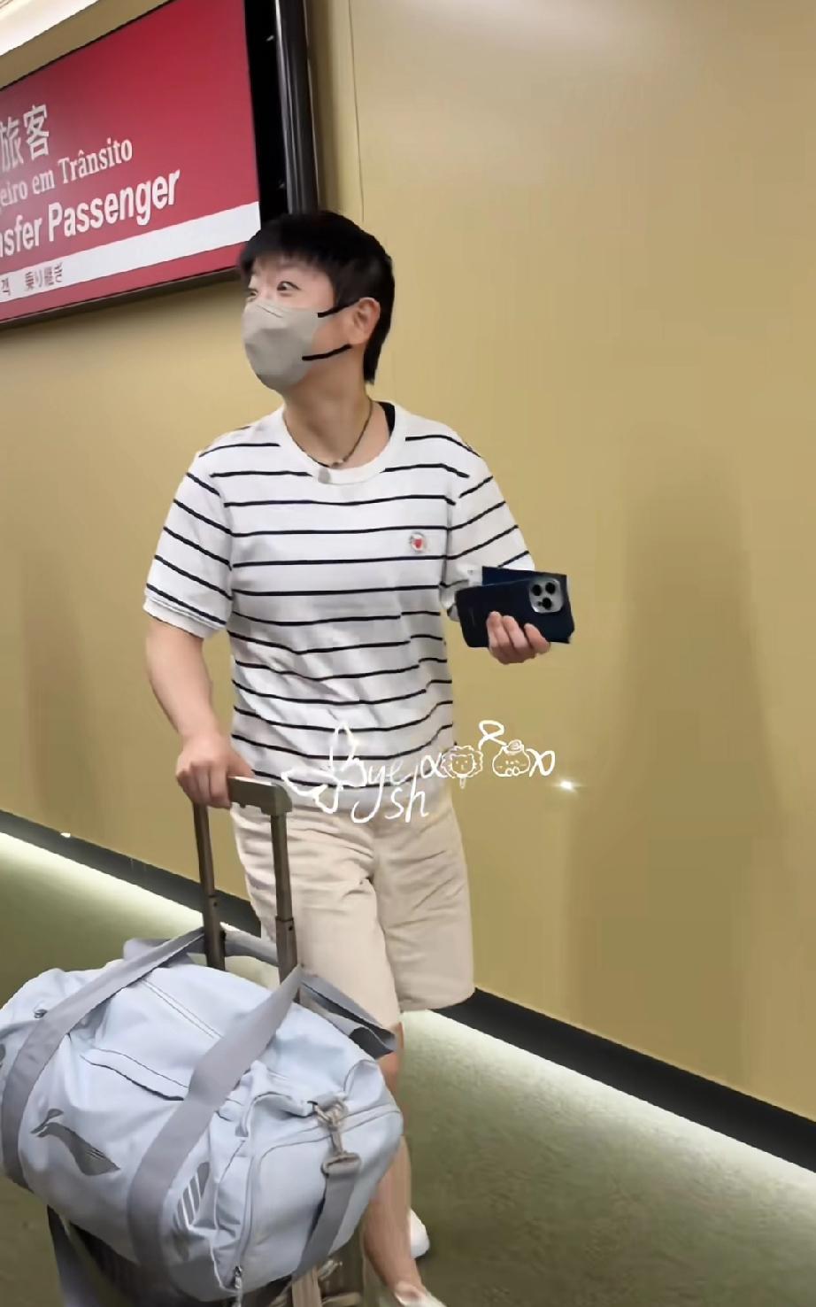 平安到达澳门啦莎莎脱掉了外套，里边一件黑白条纹T恤，像一个乖乖的中学生。两小