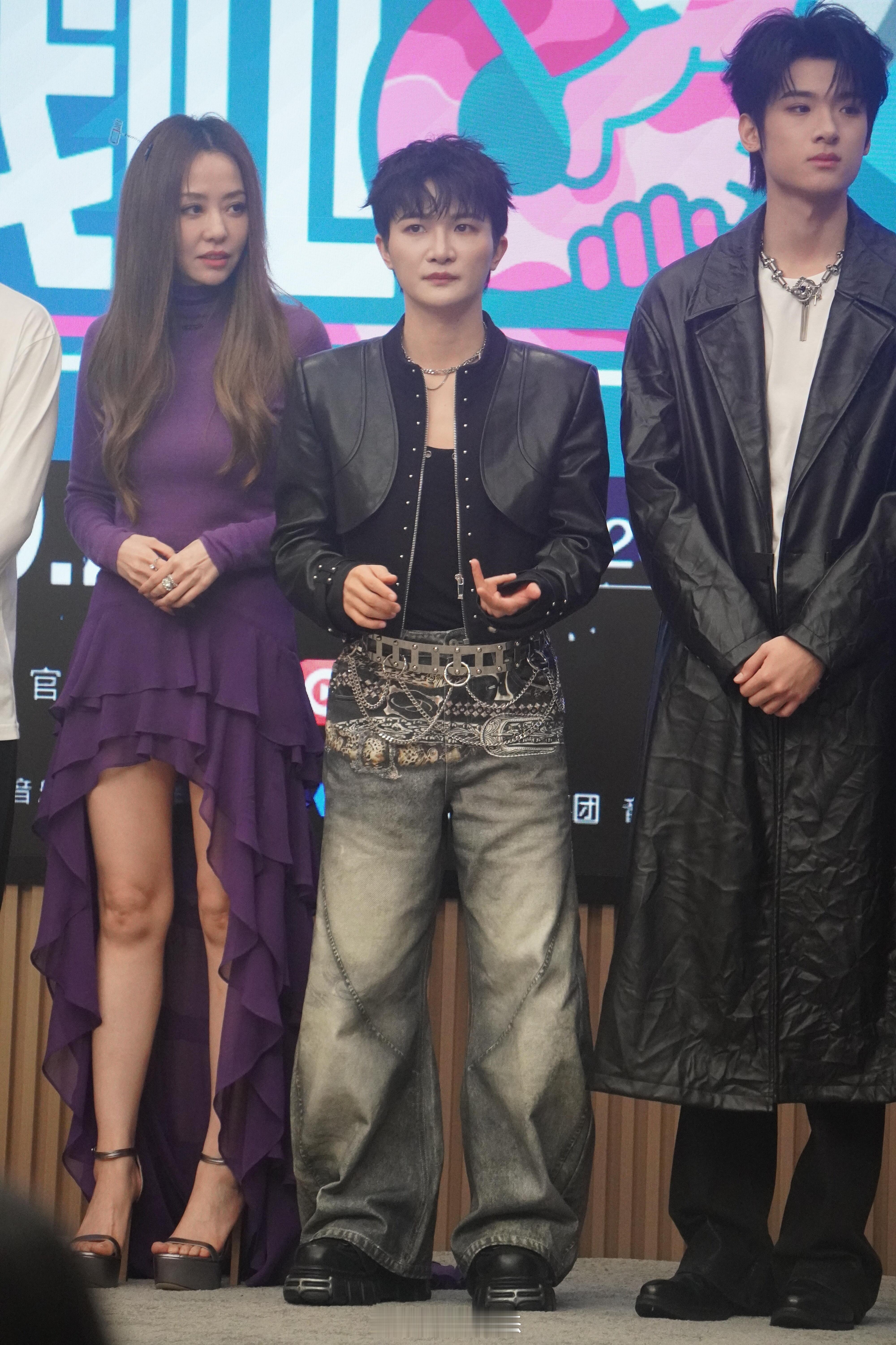 周深生图直出，颜值真抗打！周深在C位太可爱了，好小一只，好喜欢他！