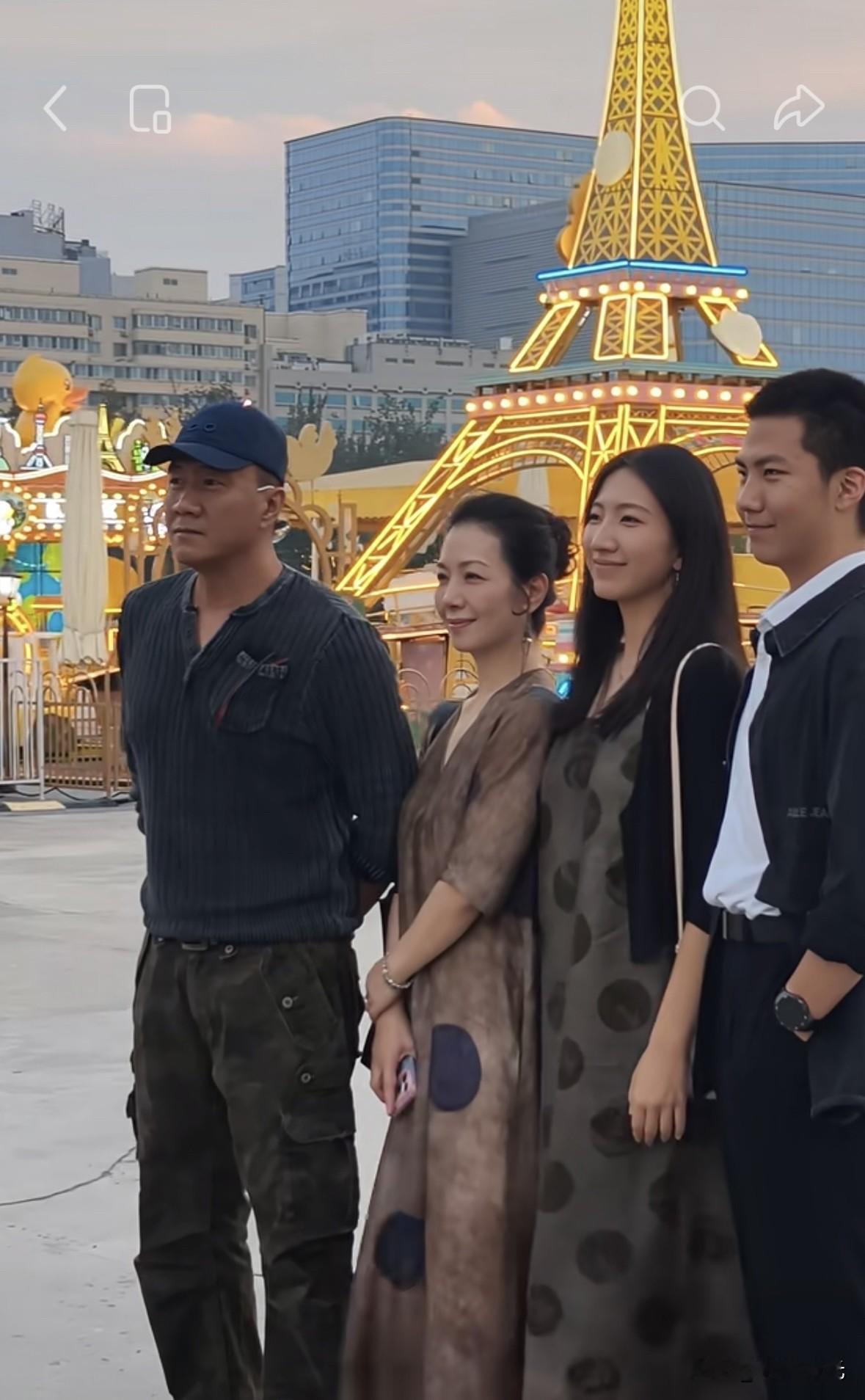 胡军一家四口同框看音乐会，一家四口都是高颜值！全员素颜出镜，俩孩子全都遗传了妈妈的优良基因，皮肤白皙