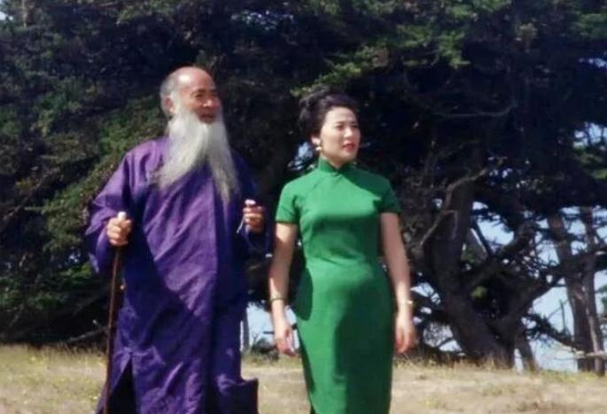 1947年，18岁徐雯波，嫁给了闺蜜爸爸48岁张大千，新婚夜徐雯波又羞又喜：伯伯