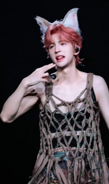 蒲熠星演唱会造型…………现在男爱豆们的妆造风格也开始泰国化了吗？