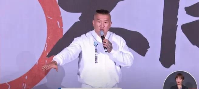 馆长昨晚在选前之夜演讲时，有一个叫“吃屎哥”的青鸟网红冲到他跟前撒幂币，他劝阻了