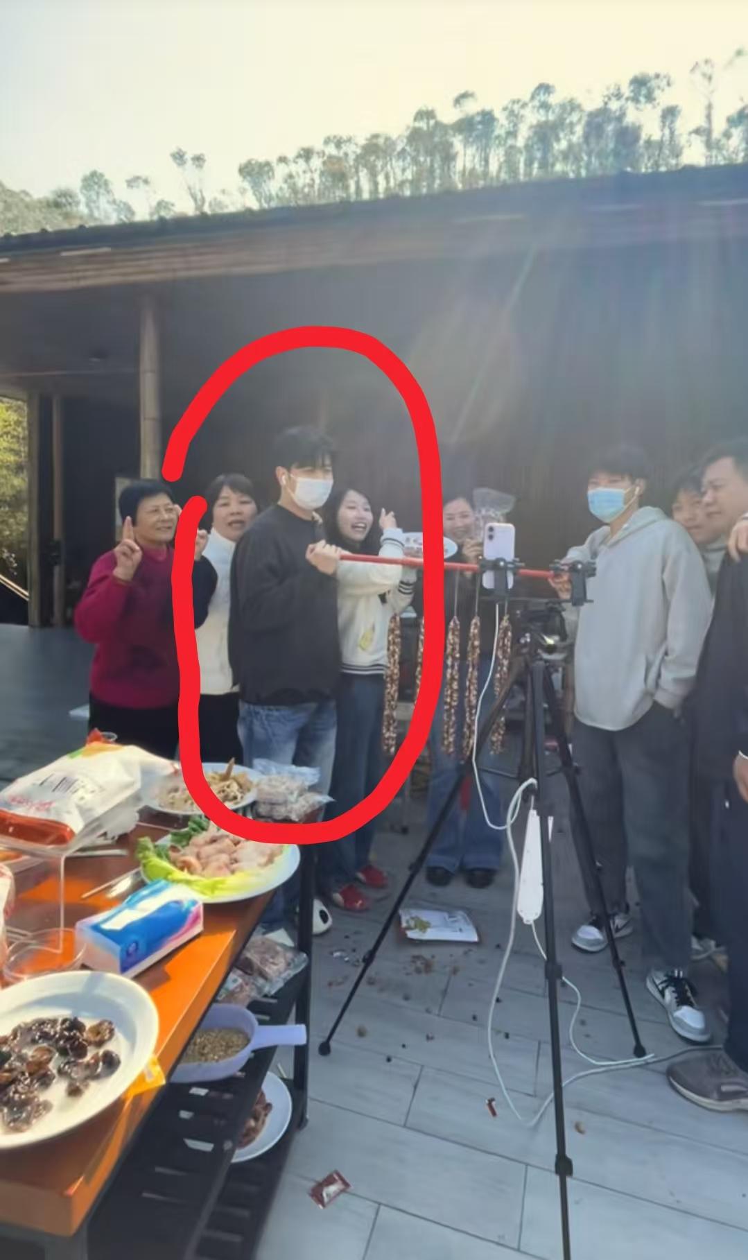 叶梓晴这个人完全不经扒因为一扒你就会发现真的不简单，人长得漂亮，名校毕业，还