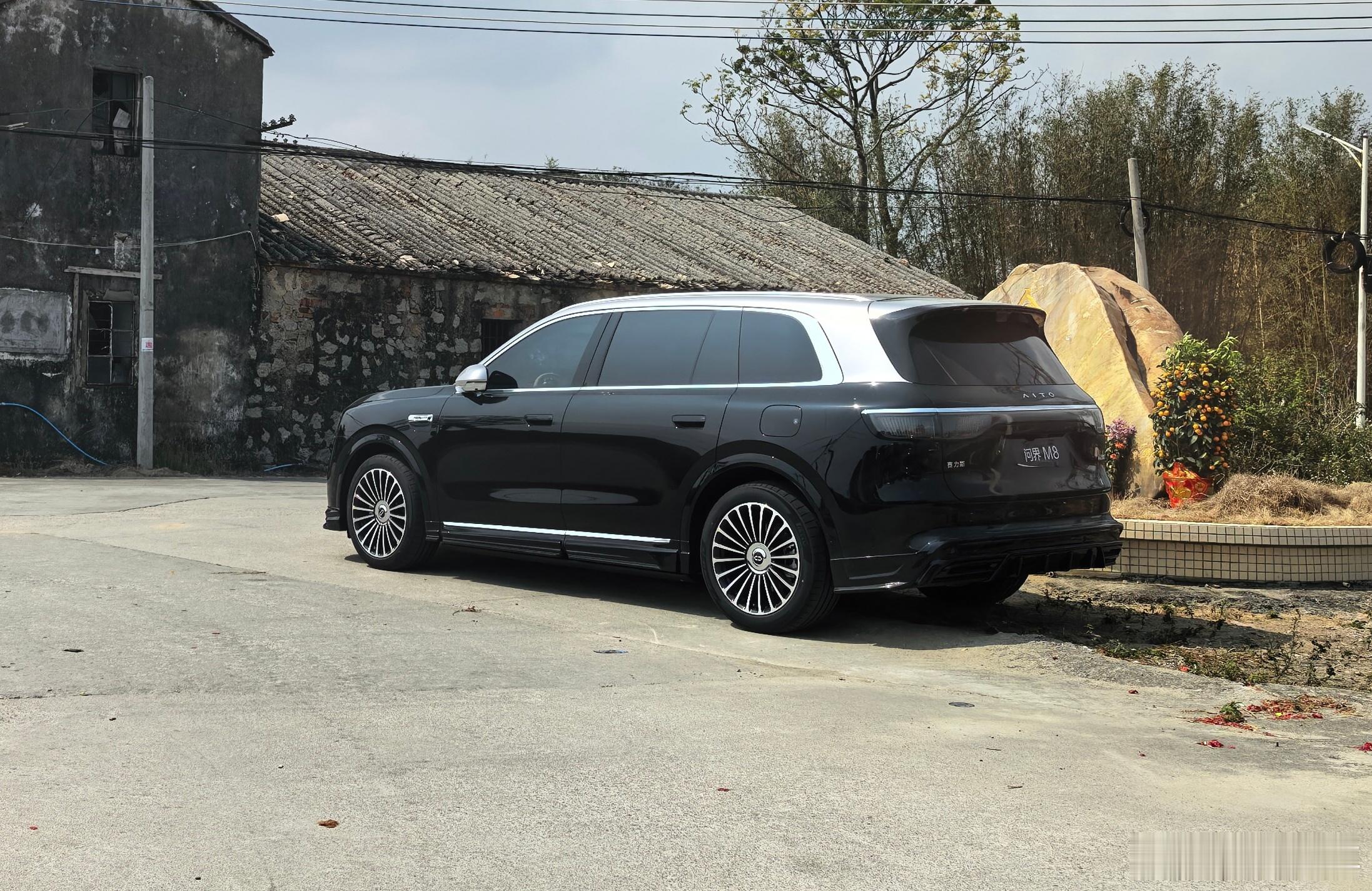 在老家，经过村路都能看见一台崭新的问界M8，提车回家过年呀。这双拼色，有点东西