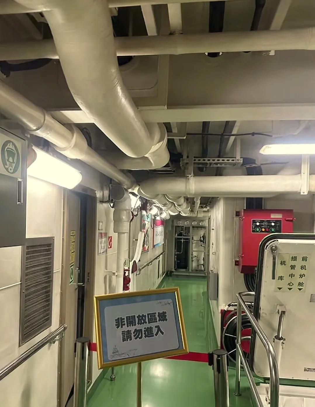 山东舰的寝室也能被拍？好羡慕香港同胞！航母住宿空间看着还挺宽敞，还有电视机，相比