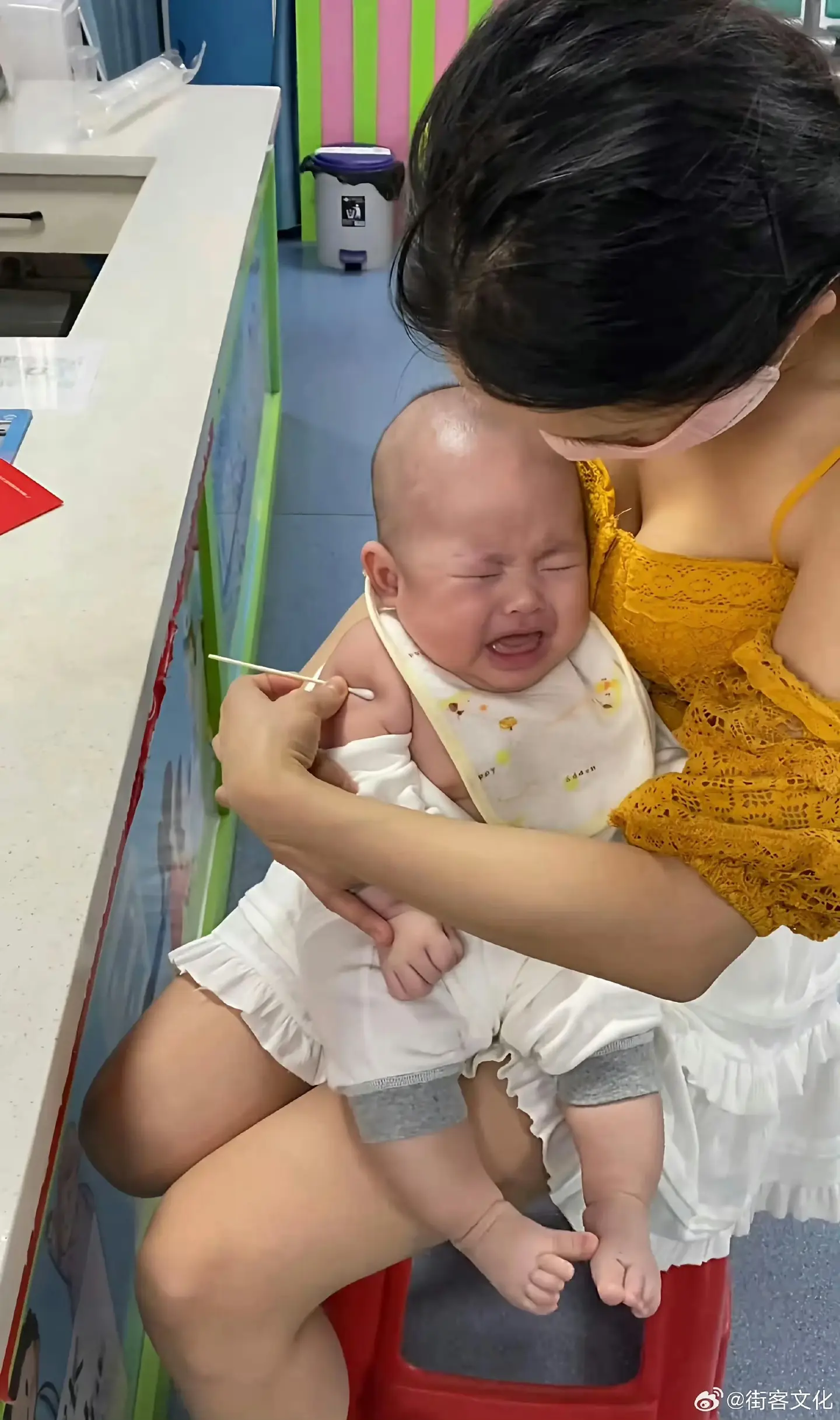 小孩子打个针真的是又心疼又好笑呀