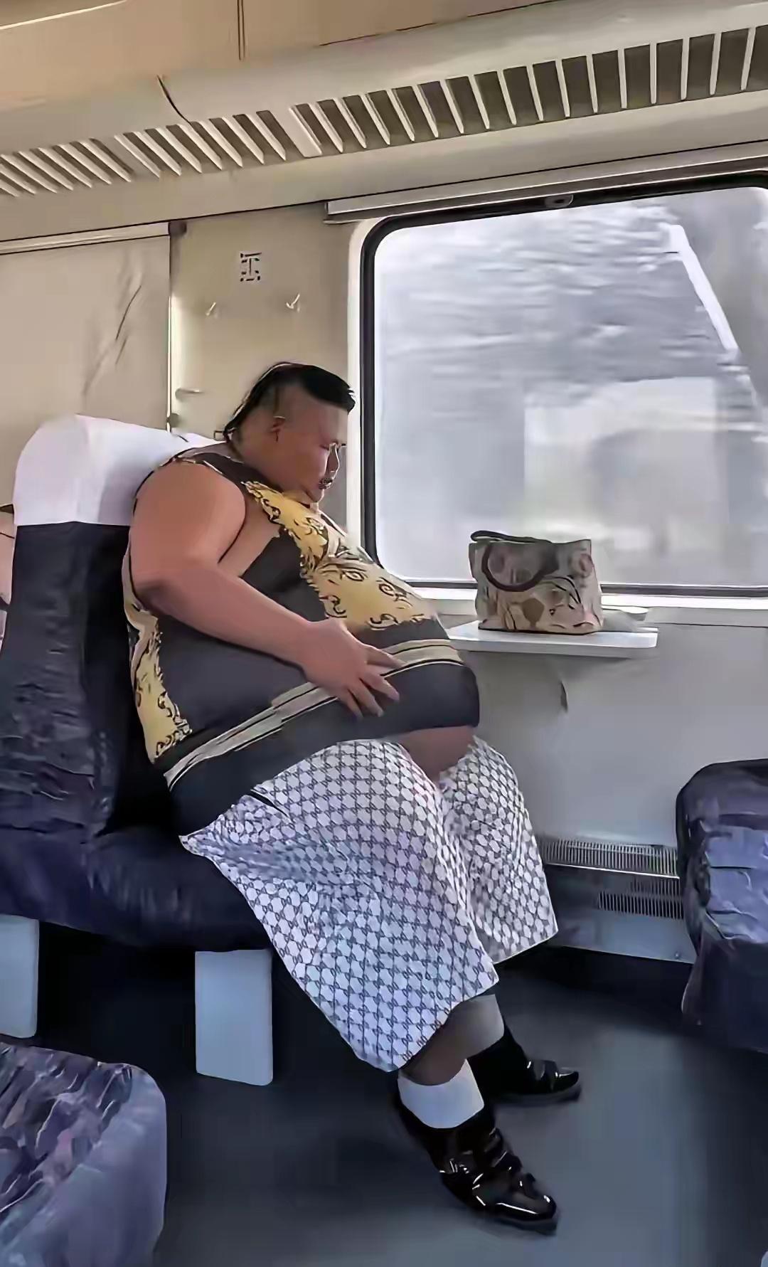 这大哥是不是要买两个座啊！我感觉一个座有点难受！