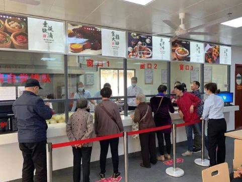 上周回老家，发现小区门口的社区食堂关门了。门口贴着“转让”两个字，玻璃门上还留着