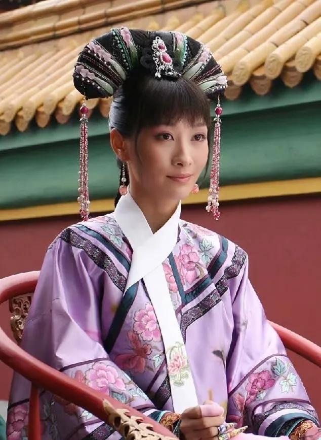 看《甄嬛传》时，总为安陵容的转变意难平。她曾是甄嬛不设条件护着的姐妹，可最后却将