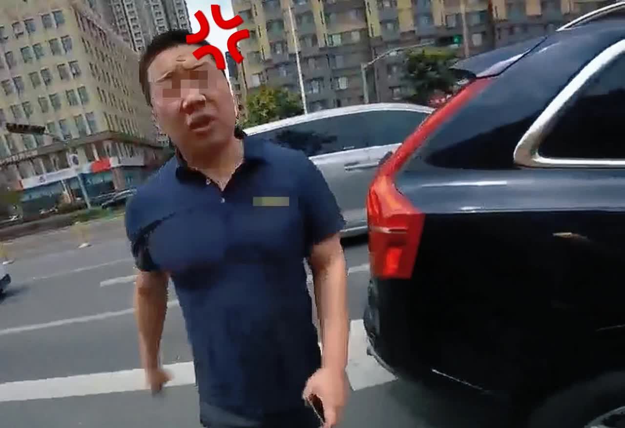 男子别停摩托车后续：前同事透露更多，平时就嚣张，开会时也吵架还记得越野车