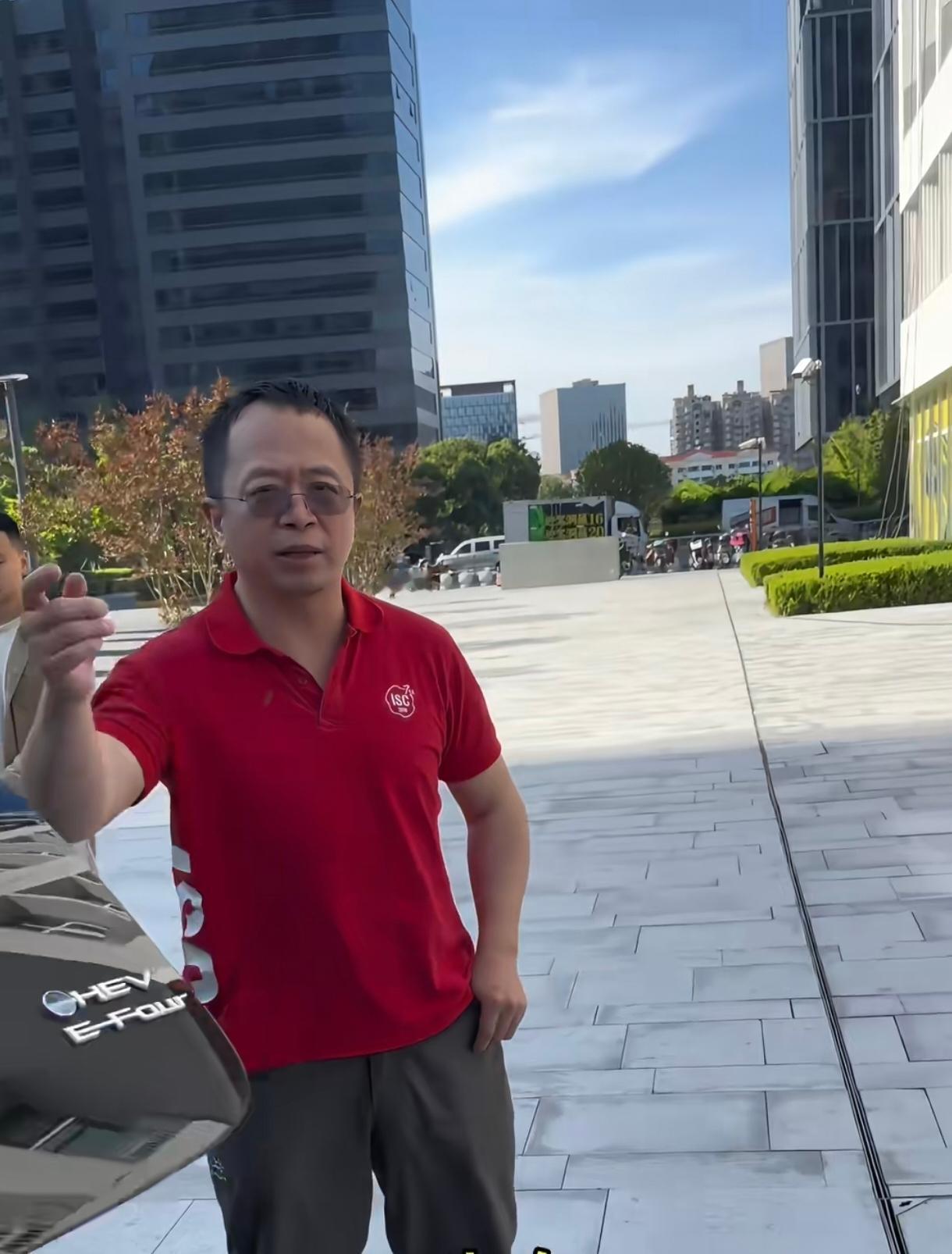 周鸿祎还是一身红，做为企业老总真忙，到处奔波。在飞机上打个掼蛋放松一下，人总要劳
