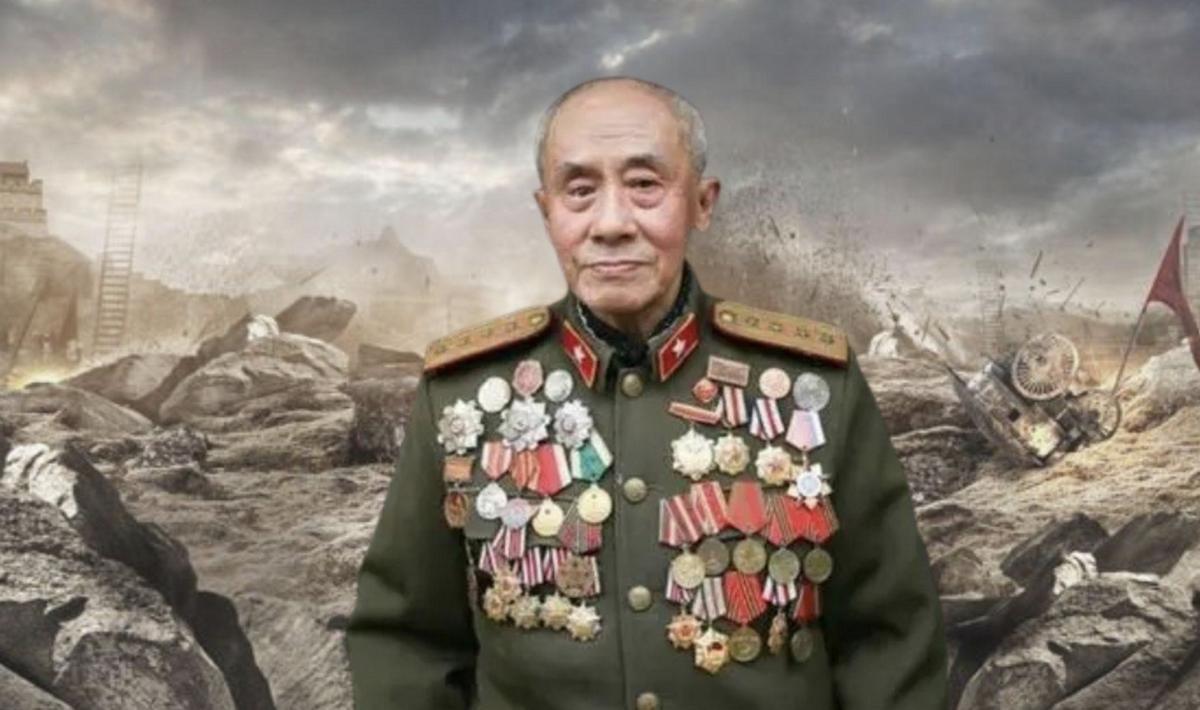1938年，八路军排长押送俘虏：12名日军少佐以上军官。突然，排长内急，转身就跑