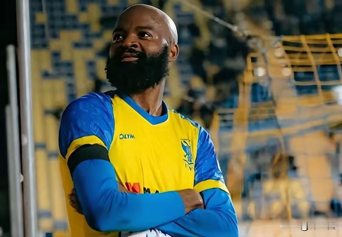 青岛日报报道，青岛海牛队的喀麦隆外援兰克尔·泽趁全队远征杭州时，潜入训练基地更衣