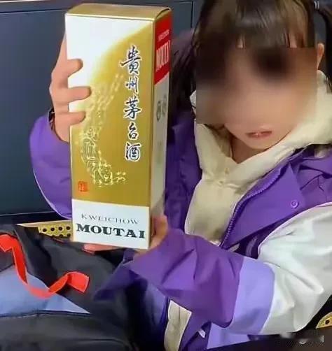 男子称女儿在学校的跳蚤市场以50元买到飞天茅台，结果被警方行政拘留。事发1月18