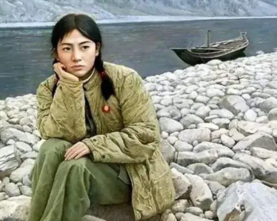 🌛1972年，21岁的知青李文忠救起一名11岁的落水女孩。然而，女孩竟认真